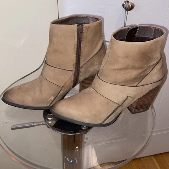 Aldo  tan ankle boots w/ side zippers & fold over burnished leather design👢👢 - Picture 2 of 11